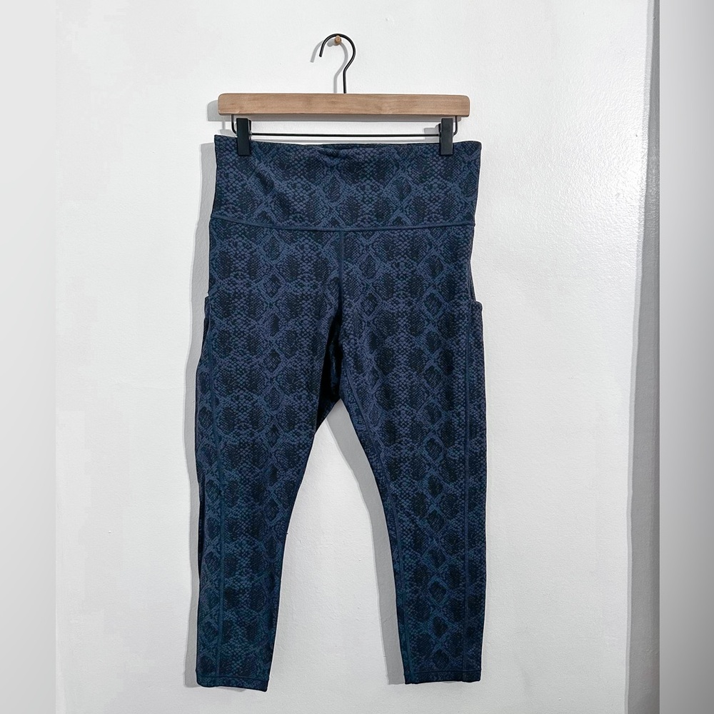 Athleta Stash Pocket Snake Ultimate 7/8 tight Navy Blue Snake Print Legging 1X